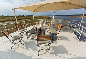 Photo Safari houseboat viewing deck Photo Safari houseboat on Chobe River